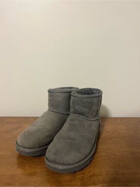 Ugg grey classic mini || boot